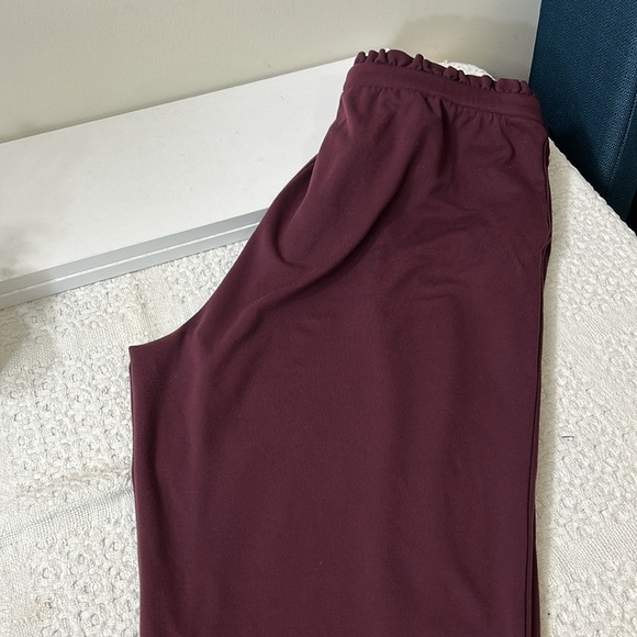 Torrid Burgundy Ruffle‎ Waist Pants Size 1 - Picture 8 of 9